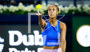 2023-02-21 - Leylah Fernandez of Canada in action against Iga Swiatek of Poland during the second round of the United States at the 2023 Dubai Duty Free Tennis Championships WTA 1000 tennis tournament on February 21, 2023 in Dubai, UAE - TENNIS - WTA - DUBAI DUTY FREE 2023 - INTERNATIONALS - TENNIS