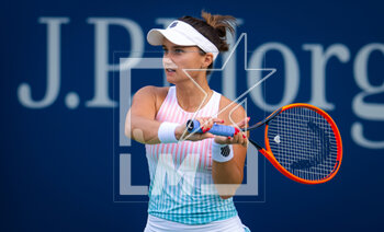 21/02/2023 - Lauren Davis of the United States in action against Aryna Sabalenka of Belarus during the second round of the 2023 Dubai Duty Free Tennis Championships WTA 1000 tennis tournament on February 21, 2023 in Dubai, UAE - TENNIS - WTA - DUBAI DUTY FREE 2023 - INTERNAZIONALI - TENNIS
