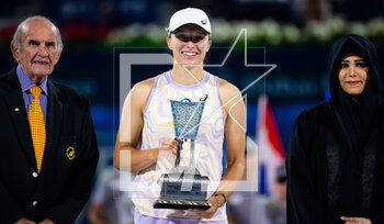 25/02/2023 - Iga Swiatek of Poland poses with the runner-up trophy after the final of the 2023 Dubai Duty Free Tennis Championships WTA 1000 tennis tournament on February 25, 2023 in Dubai, UAE - TENNIS - WTA - DUBAI DUTY FREE 2023 - INTERNAZIONALI - TENNIS