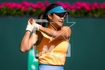 09/03/2023 - Emma Raducanu of Great Britain in action during the first round of the 2023 BNP Paribas Open, WTA 1000 tennis tournament on March 9, 2023 in Indian Wells, USA - TENNIS - WTA - BNP PARIBAS OPEN 2023 - INTERNAZIONALI - TENNIS