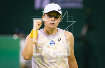 14/03/2023 - Iga Swiatek of Poland in action against Emma Raducanu of Great Britain during the fourth round of the 2023 BNP Paribas Open, WTA 1000 tennis tournament on March 14, 2023 in Indian Wells, USA - TENNIS - WTA - BNP PARIBAS OPEN 2023 - INTERNAZIONALI - TENNIS