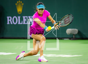 14/03/2023 - Emma Raducanu of Great Britain in action against Iga Swiatek of Poland during the fourth round of the 2023 BNP Paribas Open, WTA 1000 tennis tournament on March 14, 2023 in Indian Wells, USA - TENNIS - WTA - BNP PARIBAS OPEN 2023 - INTERNAZIONALI - TENNIS