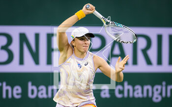 14/03/2023 - Iga Swiatek of Poland in action against Emma Raducanu of Great Britain during the fourth round of the 2023 BNP Paribas Open, WTA 1000 tennis tournament on March 14, 2023 in Indian Wells, USA - TENNIS - WTA - BNP PARIBAS OPEN 2023 - INTERNAZIONALI - TENNIS