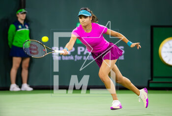 14/03/2023 - Emma Raducanu of Great Britain in action against Iga Swiatek of Poland during the fourth round of the 2023 BNP Paribas Open, WTA 1000 tennis tournament on March 14, 2023 in Indian Wells, USA - TENNIS - WTA - BNP PARIBAS OPEN 2023 - INTERNAZIONALI - TENNIS