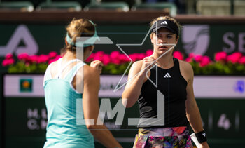 2023-03-15 - Magda Linette of Poland & Catherine McNally of the United States in action during the doubles quarter-final of the 2023 BNP Paribas Open, WTA 1000 tennis tournament on March 15, 2023 in Indian Wells, USA - TENNIS - WTA - BNP PARIBAS OPEN 2023 - INTERNATIONALS - TENNIS