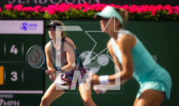 15/03/2023 - Magda Linette of Poland & Catherine McNally of the United States in action during the doubles quarter-final of the 2023 BNP Paribas Open, WTA 1000 tennis tournament on March 15, 2023 in Indian Wells, USA - TENNIS - WTA - BNP PARIBAS OPEN 2023 - INTERNAZIONALI - TENNIS