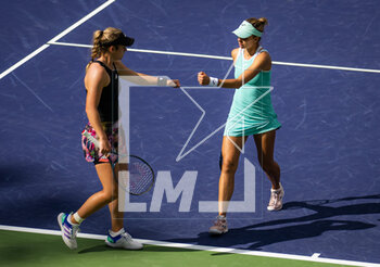 2023-03-15 - Magda Linette of Poland & Catherine McNally of the United States in action during the doubles quarter-final of the 2023 BNP Paribas Open, WTA 1000 tennis tournament on March 15, 2023 in Indian Wells, USA - TENNIS - WTA - BNP PARIBAS OPEN 2023 - INTERNATIONALS - TENNIS