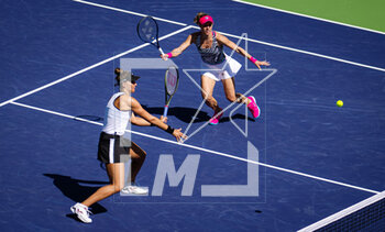 17/03/2023 - Beatriz Haddad Maia of Brazil & Laura Siegemund of Germany in action during the doubles semi-final of the 2023 BNP Paribas Open, WTA 1000 tennis tournament on March 17, 2023 in Indian Wells, USA - TENNIS - WTA - BNP PARIBAS OPEN 2023 - INTERNAZIONALI - TENNIS