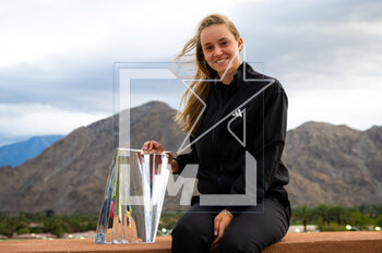 2023-03-19 - Elena Rybakina of Kazakhstan poses with the champions trophy after the final of the 2023 BNP Paribas Open, WTA 1000 tennis tournament on March 19, 2023 in Indian Wells, USA - TENNIS - WTA - BNP PARIBAS OPEN 2023 - INTERNATIONALS - TENNIS