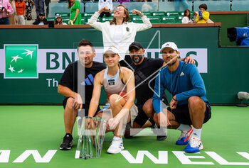 2023-03-19 - Elena Rybakina of Kazakhstan poses with her team after winning the final of the 2023 BNP Paribas Open, WTA 1000 tennis tournament on March 19, 2023 in Indian Wells, USA - TENNIS - WTA - BNP PARIBAS OPEN 2023 - INTERNATIONALS - TENNIS