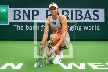 2023-03-19 - Elena Rybakina of Kazakhstan poses with the champions trophy after winning the final of the 2023 BNP Paribas Open, WTA 1000 tennis tournament on March 19, 2023 in Indian Wells, USA - TENNIS - WTA - BNP PARIBAS OPEN 2023 - INTERNATIONALS - TENNIS