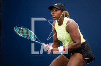 2023-03-24 - Taylor Townsend of the United States in action during the second round of the 2023 Miami Open, WTA 1000 tennis tournament on March 24, 2023 in Miami, USA - TENNIS - WTA - 2023 MIAMI OPEN - INTERNATIONALS - TENNIS