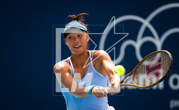 2023-03-25 - Qinwen Zheng of China in action during the third round of the 2023 Miami Open, WTA 1000 tennis tournament on March 25, 2023 in Miami, USA - TENNIS - WTA - 2023 MIAMI OPEN - INTERNATIONALS - TENNIS
