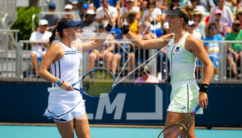 2023-03-27 - Giuliana Olmos of Mexico & Beatriz Haddad Maia of Brazil in action during the second doubles round of the 2023 Miami Open, WTA 1000 tennis tournament on March 27, 2023 in Miami, USA - TENNIS - WTA - 2023 MIAMI OPEN - INTERNATIONALS - TENNIS