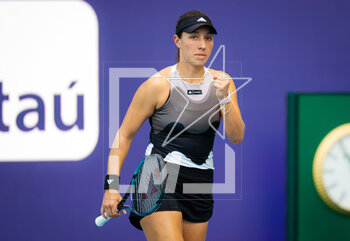 2023-03-27 - Jessica Pegula of the United States in action during the fourth round of the 2023 Miami Open, WTA 1000 tennis tournament on March 27, 2023 in Miami, USA - TENNIS - WTA - 2023 MIAMI OPEN - INTERNATIONALS - TENNIS
