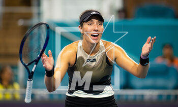 2023-03-29 - Jessica Pegula of the United States in action during the quarter-final of the 2023 Miami Open, WTA 1000 tennis tournament on March 28, 2023 in Miami, USA - TENNIS - WTA - 2023 MIAMI OPEN - INTERNATIONALS - TENNIS