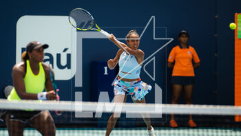 2023-03-28 - Leylah Fernandez of Canada & Taylor Townsend of the United States in action during the doubles quarter-final of the 2023 Miami Open, WTA 1000 tennis tournament on March 28, 2023 in Miami, USA - TENNIS - WTA - 2023 MIAMI OPEN - INTERNATIONALS - TENNIS