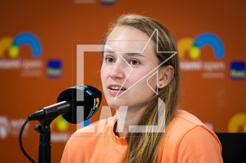 2023-03-28 - Elena Rybakina of Kazakhstan talks to the media after the quarter-final of the 2023 Miami Open, WTA 1000 tennis tournament on March 28, 2023 in Miami, USA - TENNIS - WTA - 2023 MIAMI OPEN - INTERNATIONALS - TENNIS