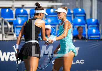 2023-03-28 - Bernarda Pera of the United States & Magda Linette of Poland in action during the doubles quarter-final of the 2023 Miami Open, WTA 1000 tennis tournament on March 28, 2023 in Miami, USA - TENNIS - WTA - 2023 MIAMI OPEN - INTERNATIONALS - TENNIS