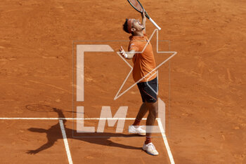 2023-04-11 - Lorenzo Sonego of Italy celebrates his victory during day 3 of the Rolex Monte-Carlo Masters 2023, an ATP Masters 1000 tennis event on April 11, 2023 at Monte-Carlo Country Club in Roquebrune Cap Martin, France - TENNIS - ROLEX MONTE CARLO MASTERS 2023 - INTERNATIONALS - TENNIS