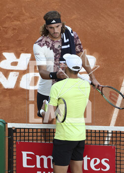 2023-04-11 - Injured, Benjamin Bonzi of France (yellow shirt) abandons against Stefano Tsitsipas of Greece during day 3 of the Rolex Monte-Carlo Masters 2023, an ATP Masters 1000 tennis event on April 11, 2023 at Monte-Carlo Country Club in Roquebrune Cap Martin, France - TENNIS - ROLEX MONTE CARLO MASTERS 2023 - INTERNATIONALS - TENNIS