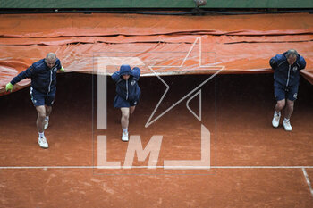 2023-04-15 - Staff cover the court while it's raining during the Rolex Monte-Carlo, ATP Masters 1000 tennis event on April 15, 2023 at Monte-Carlo Country Club in Roquebrune Cap Martin, France - TENNIS - ROLEX MONTE CARLO MASTERS 2023 - INTERNATIONALS - TENNIS