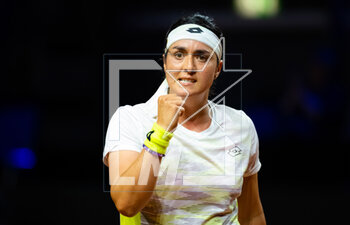 2023-04-19 - Ons Jabeur of Tunisia in action during the second round of the 2023 Porsche Tennis Grand Prix, WTA 500 tennis tournament on April 19, 2023 in Stuttgart, Germany - TENNIS - WTA - 2023 PORSCHE TENNIS GRAND PRIX - INTERNATIONALS - TENNIS