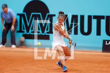 2023-04-25 - Sara Errani of Italy in action against Jodie Burrage of Great Britain during the Mutua Madrid Open 2023, Masters 1000 tennis tournament on April 25, 2023 at Caja Magica in Madrid, Spain - TENNIS - MUTUA MADRID OPEN 2023 - INTERNATIONALS - TENNIS