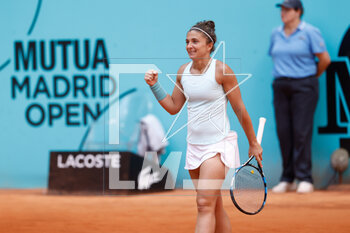 2023-04-25 - Sara Errani of Italy in action against Jodie Burrage of Great Britain during the Mutua Madrid Open 2023, Masters 1000 tennis tournament on April 25, 2023 at Caja Magica in Madrid, Spain - TENNIS - MUTUA MADRID OPEN 2023 - INTERNATIONALS - TENNIS