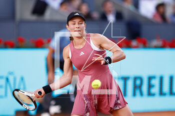 2023-04-25 - Katie Volynets of United States in action against Linda Fruhvirtova of Czech Republic during the Mutua Madrid Open 2023, Masters 1000 tennis tournament on April 25, 2023 at Caja Magica in Madrid, Spain - TENNIS - MUTUA MADRID OPEN 2023 - INTERNATIONALS - TENNIS