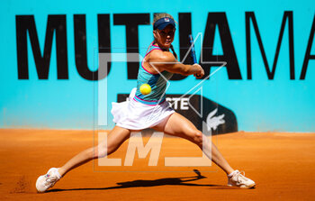 2023-04-25 - Elizabeth Mandlik of the United States in action during the second qualifications round of the Mutua Madrid Open 2023, Masters 1000 tennis tournament on April 25, 2023 at Caja Magica in Madrid, Spain - TENNIS - MUTUA MADRID OPEN 2023 - INTERNATIONALS - TENNIS