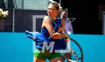 2023-04-25 - Anett Kontaveit of Estonia in action during the first round of the Mutua Madrid Open 2023, Masters 1000 tennis tournament on April 25, 2023 at Caja Magica in Madrid, Spain - TENNIS - MUTUA MADRID OPEN 2023 - INTERNATIONALS - TENNIS