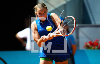 2023-04-25 - Anett Kontaveit of Estonia in action during the first round of the Mutua Madrid Open 2023, Masters 1000 tennis tournament on April 25, 2023 at Caja Magica in Madrid, Spain - TENNIS - MUTUA MADRID OPEN 2023 - INTERNATIONALS - TENNIS