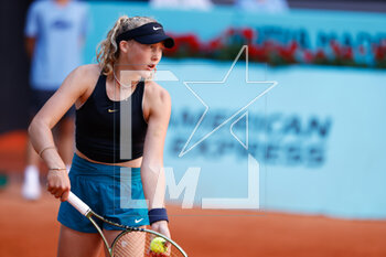 2023-04-26 - Mirra Andreeva of Russia in action against Leylah Fernandez of Canada during the Mutua Madrid Open 2023, Masters 1000 tennis tournament on April 26, 2023 at Caja Magica in Madrid, Spain - TENNIS - MUTUA MADRID OPEN 2023 - INTERNATIONALS - TENNIS