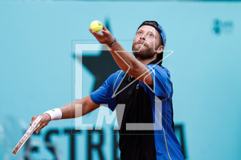 2023-04-26 - Hugo Grenier of France in action against Diego Schwartzman of Argentina during the Mutua Madrid Open 2023, Masters 1000 tennis tournament on April 26, 2023 at Caja Magica in Madrid, Spain - TENNIS - MUTUA MADRID OPEN 2023 - INTERNATIONALS - TENNIS