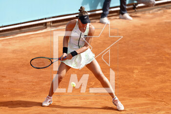 2023-04-27 - Beatriz Haddad Maia of Brazil in action against Mirra Andreeva of Russia during the Mutua Madrid Open 2023, Masters 1000 tennis tournament on April 27, 2023 at Caja Magica in Madrid, Spain - TENNIS - MUTUA MADRID OPEN 2023 - INTERNATIONALS - TENNIS