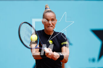 2023-04-27 - Arantxa Rus of The Netherlands in action against Maria Sakkari of Greece during the Mutua Madrid Open 2023, Masters 1000 tennis tournament on April 27, 2023 at Caja Magica in Madrid, Spain - TENNIS - MUTUA MADRID OPEN 2023 - INTERNATIONALS - TENNIS