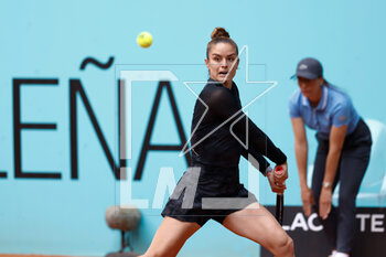 2023-04-27 - Maria Sakkari of Greece in action against Arantxa Rus of The Netherlands during the Mutua Madrid Open 2023, Masters 1000 tennis tournament on April 27, 2023 at Caja Magica in Madrid, Spain - TENNIS - MUTUA MADRID OPEN 2023 - INTERNATIONALS - TENNIS