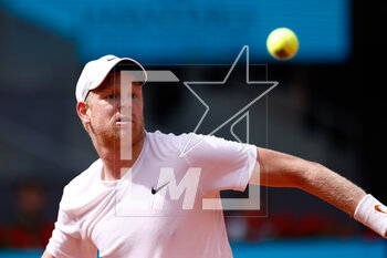 2023-04-27 - Kyle Edmund of Great Britain in action against Dominic Thiem of Austria during the Mutua Madrid Open 2023, Masters 1000 tennis tournament on April 27, 2023 at Caja Magica in Madrid, Spain - TENNIS - MUTUA MADRID OPEN 2023 - INTERNATIONALS - TENNIS