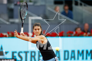 2023-04-27 - Sorana Cirstea of Romania in action against Aryna Sabalenka of Belarus during the Mutua Madrid Open 2023, Masters 1000 tennis tournament on April 27, 2023 at Caja Magica in Madrid, Spain - TENNIS - MUTUA MADRID OPEN 2023 - INTERNATIONALS - TENNIS