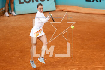 2023-04-27 - Ana Bogdan of Romania in action against Shelby Rogers of United States during the Mutua Madrid Open 2023, Masters 1000 tennis tournament on April 27, 2023 at Caja Magica in Madrid, Spain - TENNIS - MUTUA MADRID OPEN 2023 - INTERNATIONALS - TENNIS