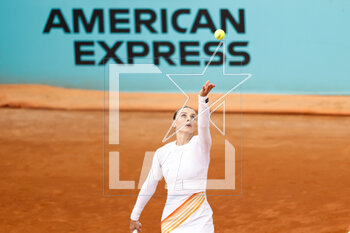 2023-04-27 - Ana Bogdan of Romania in action against Shelby Rogers of United States during the Mutua Madrid Open 2023, Masters 1000 tennis tournament on April 27, 2023 at Caja Magica in Madrid, Spain - TENNIS - MUTUA MADRID OPEN 2023 - INTERNATIONALS - TENNIS