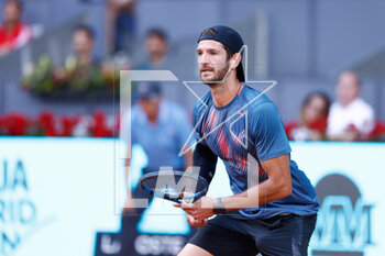 2023-04-27 - Andrea Vavassori of Italy in action against Andy Murray of Great Britain during the Mutua Madrid Open 2023, Masters 1000 tennis tournament on April 27, 2023 at Caja Magica in Madrid, Spain - TENNIS - MUTUA MADRID OPEN 2023 - INTERNATIONALS - TENNIS