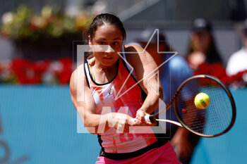 2023-04-27 - Elisabetta Cocciaretto of Italy in action against Paula Badosa of Spain during the Mutua Madrid Open 2023, Masters 1000 tennis tournament on April 27, 2023 at Caja Magica in Madrid, Spain - TENNIS - MUTUA MADRID OPEN 2023 - INTERNATIONALS - TENNIS