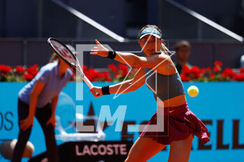 2023-04-27 - Paula Badosa of Spain in action against Elisabetta Cocciaretto of Italy during the Mutua Madrid Open 2023, Masters 1000 tennis tournament on April 27, 2023 at Caja Magica in Madrid, Spain - TENNIS - MUTUA MADRID OPEN 2023 - INTERNATIONALS - TENNIS