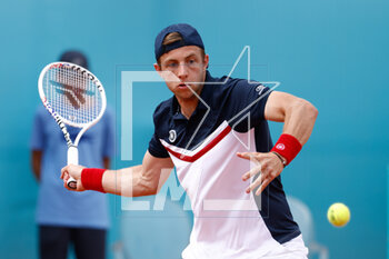 2023-04-28 - Tallon Greikspoor of The Netherlands in action against Jaume Munar of Spain during the Mutua Madrid Open 2023, Masters 1000 tennis tournament on April 28, 2023 at Caja Magica in Madrid, Spain - TENNIS - MUTUA MADRID OPEN 2023 - INTERNATIONALS - TENNIS