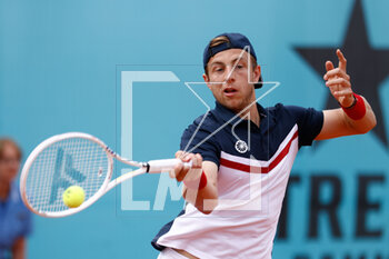 2023-04-28 - Tallon Greikspoor of The Netherlands in action against Jaume Munar of Spain during the Mutua Madrid Open 2023, Masters 1000 tennis tournament on April 28, 2023 at Caja Magica in Madrid, Spain - TENNIS - MUTUA MADRID OPEN 2023 - INTERNATIONALS - TENNIS