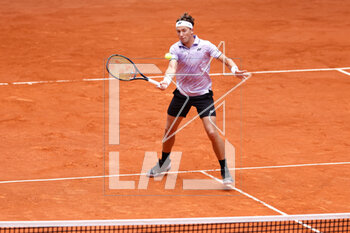 2023-04-28 - Casper Ruud of Norway in action against Matteo Arnaldi of Italy during the Mutua Madrid Open 2023, Masters 1000 tennis tournament on April 28, 2023 at Caja Magica in Madrid, Spain - TENNIS - MUTUA MADRID OPEN 2023 - INTERNATIONALS - TENNIS