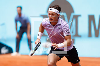 2023-04-28 - Casper Ruud of Norway in action against Matteo Arnaldi of Italy during the Mutua Madrid Open 2023, Masters 1000 tennis tournament on April 28, 2023 at Caja Magica in Madrid, Spain - TENNIS - MUTUA MADRID OPEN 2023 - INTERNATIONALS - TENNIS
