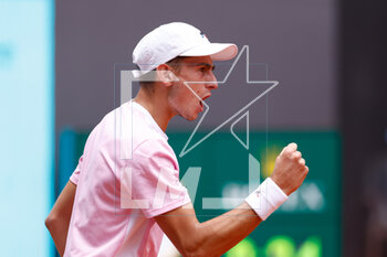2023-04-28 - Matteo Arnaldi of Italy in action against Casper Ruud of Norway during the Mutua Madrid Open 2023, Masters 1000 tennis tournament on April 28, 2023 at Caja Magica in Madrid, Spain - TENNIS - MUTUA MADRID OPEN 2023 - INTERNATIONALS - TENNIS